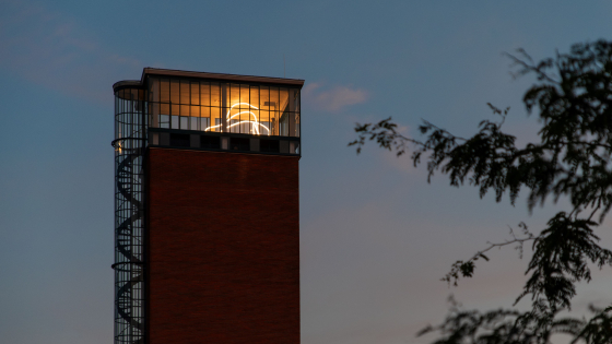 Foto van het lichtkunstwerk in de toren van de Deelfabriek bij valavond.