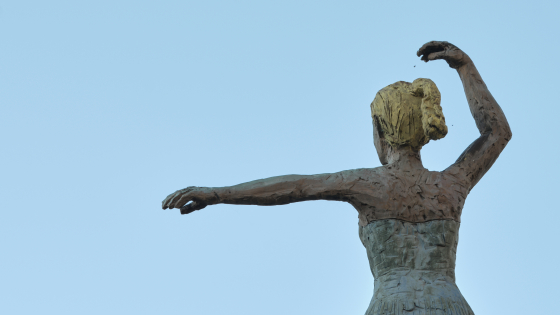 Foto van achterkant van sculptuur Ballerina op de Veemarkt.