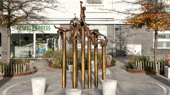 Foto van de vernieuwde sculptuur De Dorstigen Laven op de Veemarkt.