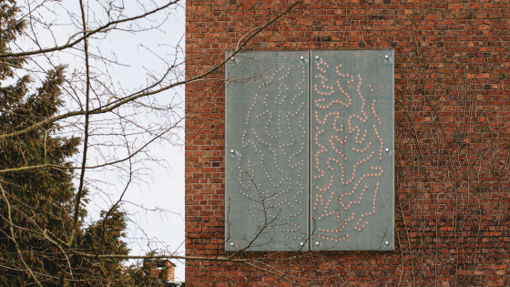 Foto van de ledsculptuur van Jean-Luc Verpoucke in het Begijnhofpark