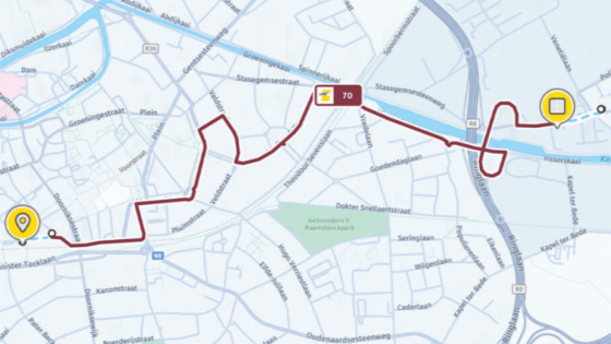 kaart van Kortrijk waarop de busroute aangeduid staat van station Kortrijk naar de Spinnerijstraat