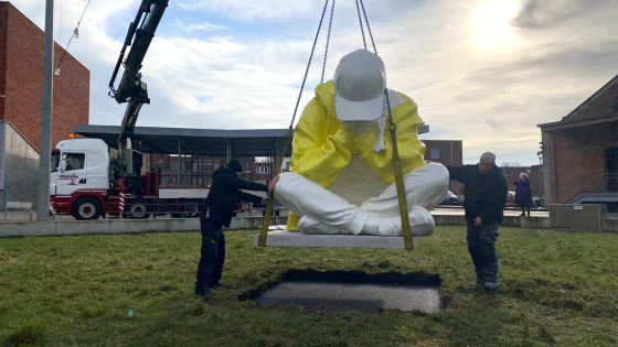 Plaatsing van het beeld Stille Strijd op het Nelson Mandelaplein, met kraan.