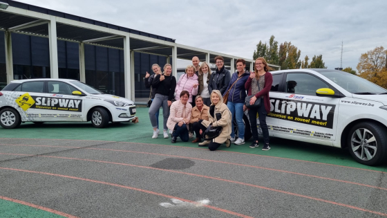 Groep mensen bij auto van slipway