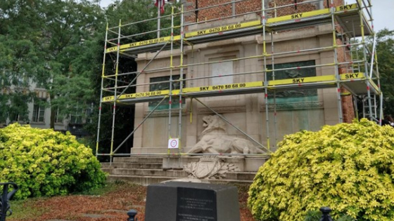 Het Oorlogsmonument op de Grote Markt in stellingen voor restauratie.