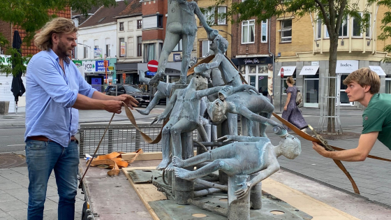 Foto van het ophalen van De Dorstigen Laven op de Veemarkt voor de restauratie van het beeld.