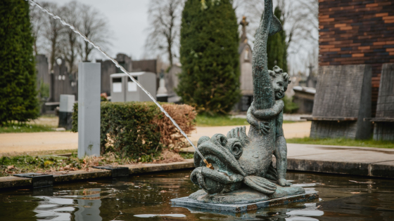 Foto van de Fontein met Vis en Kind van Koos Van der Kaaij aan Begraafplaats Sint-Jan.