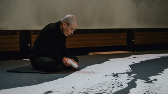 Motoi Yamamoto bezig aan het maken van het zoutkunstwerk voor de Triënnale Kortrijk 2024