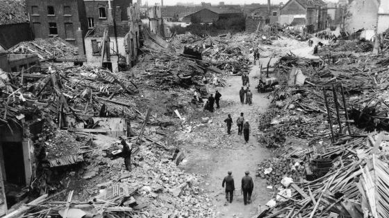 De stad in puin na een bombardement