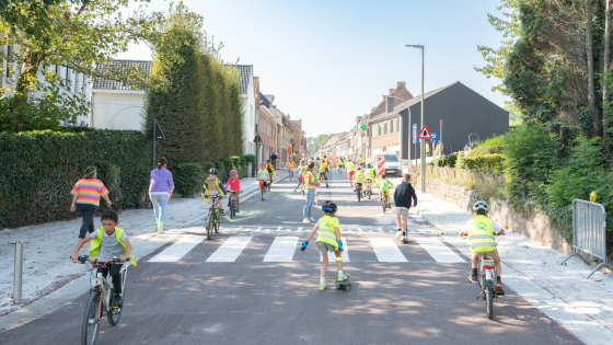 kinderen fietsen in de nieuwe fietzone in Bellgem