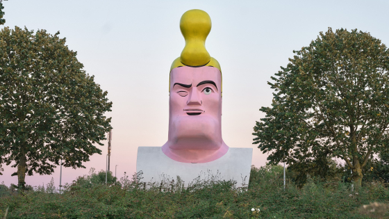 Foto van de sculptuur Cowboy Henk bij valavond.