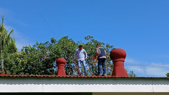 Autentico wil educatie bieden aan jongeren in slums van Nicaragua, en vervangt er het dak van de school