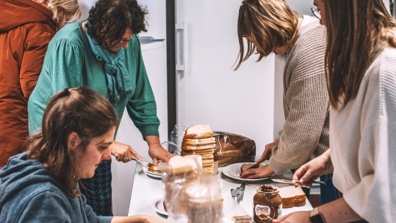 Mieke en Lise smeren boterhammen met hun collega's