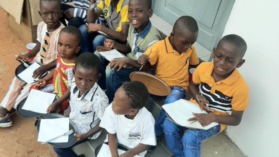 CAAJE werkt een kantine af in Togo, om arme kinderen te helpen naar school te gaan