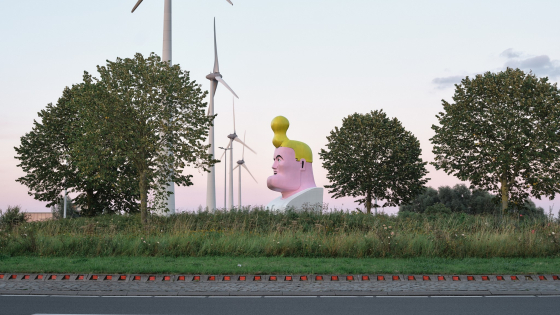 Foto van de Cowboy Henk buste op de rotonde op de Oudenaardsesteenweg.