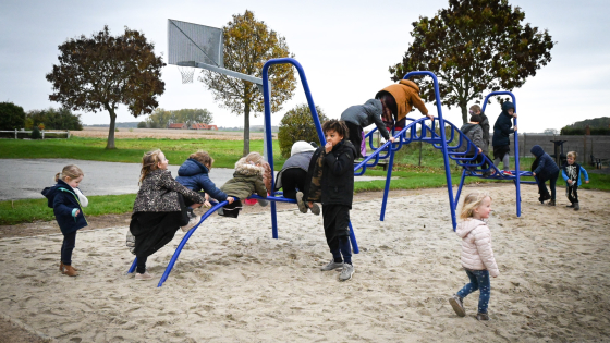 Kleuters spelen op speeltoestel