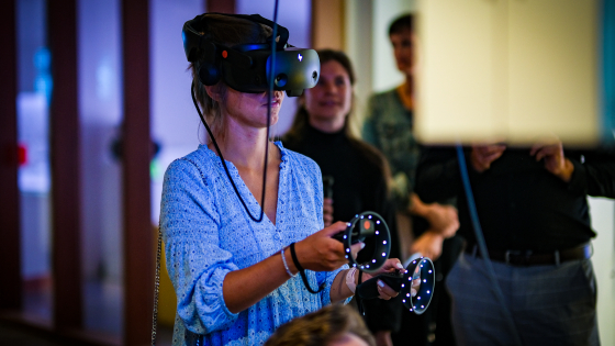 Vrouw speelt VR spel