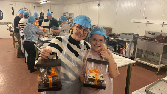 Twee enthousiasme deelnemers na workshop chocolade