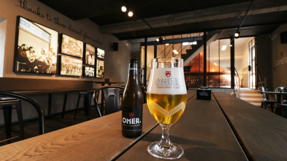 Glas en flesje van Omer bier in de brouwerij