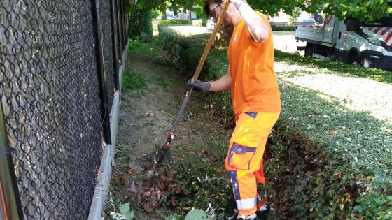 Medewerker groenonderhoud aan het werk