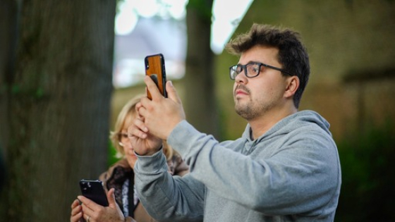 Jongeman neemt foto met zijn smartphone