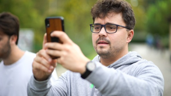 Jongen houdt smartphone omhoog 