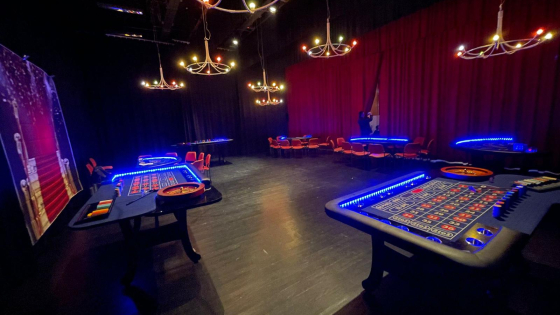 Casinotafels in aangekleede ruimte