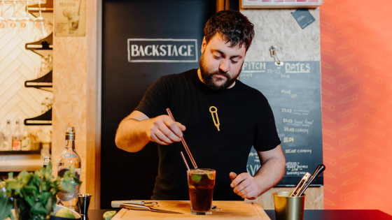 barman maakt drankje