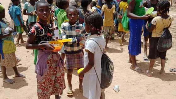 VVKM biedt in Burkino Faso dagelijks een warme maaltijd aan kinderen die nog naar school durven gaan