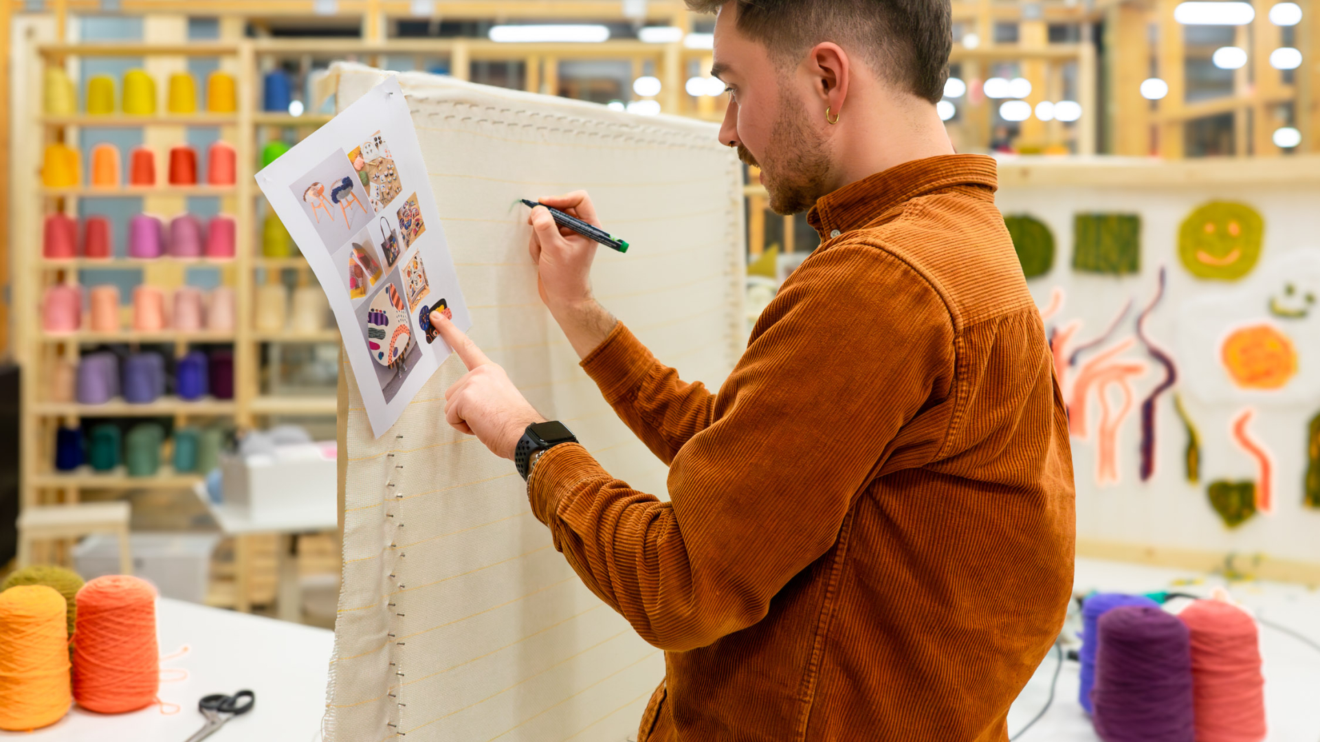 man is aan het tuften in atelier