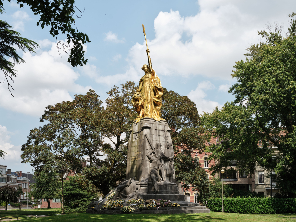 Foto van het Groeningemonument of De Maagd van Vlaanderen