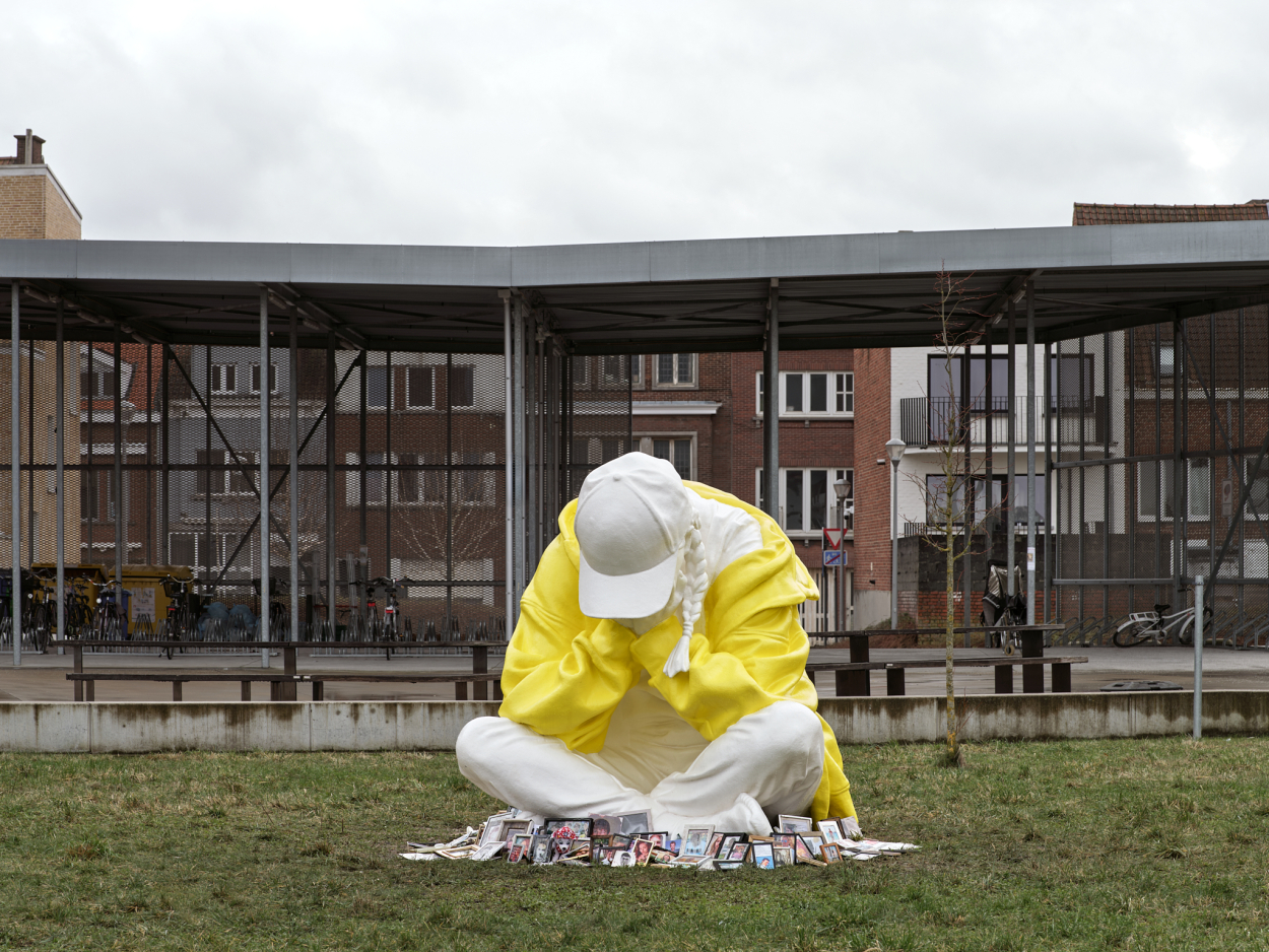 Foto van het beeld Stille Strijd op het Nelson Mandelaplein