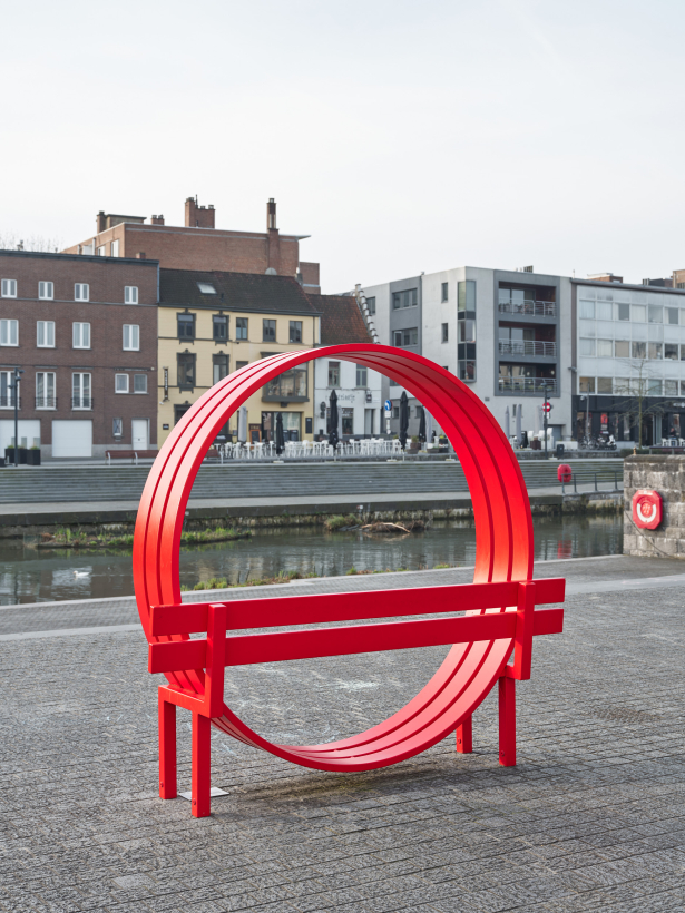 Modified Social Bench #05 getrokken van achteren