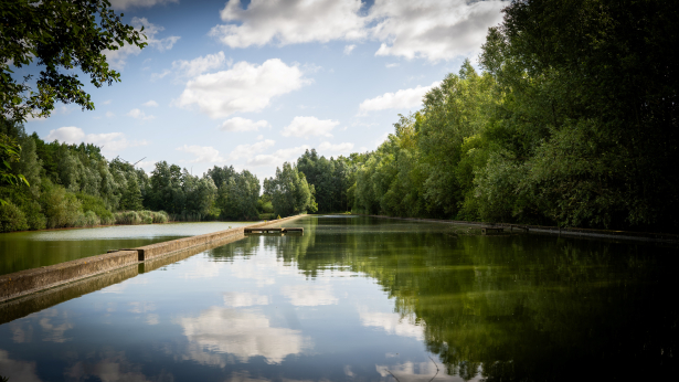 Zicht op de grote waterpartij in Vlasakker