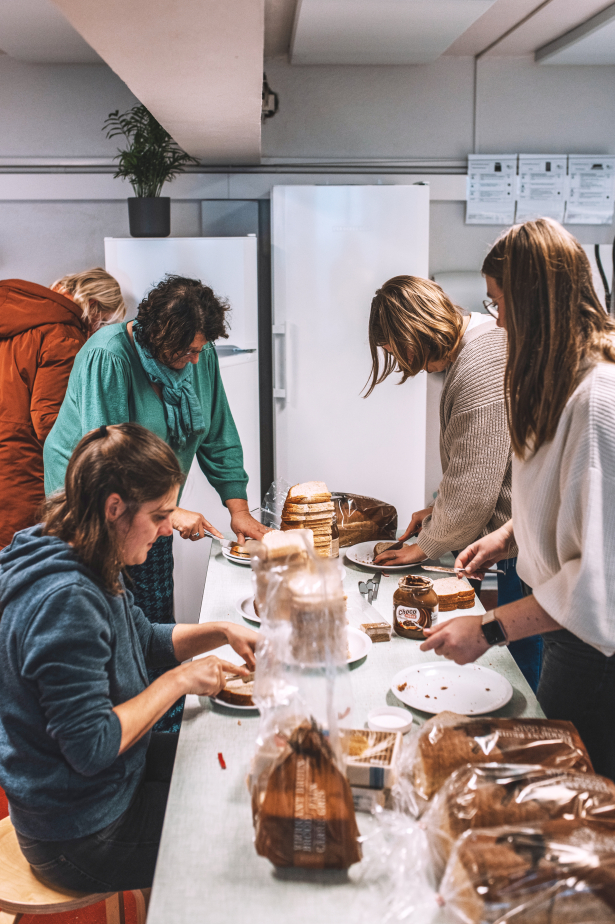 Mieke en Lise smeren boterhammen met hun collega's