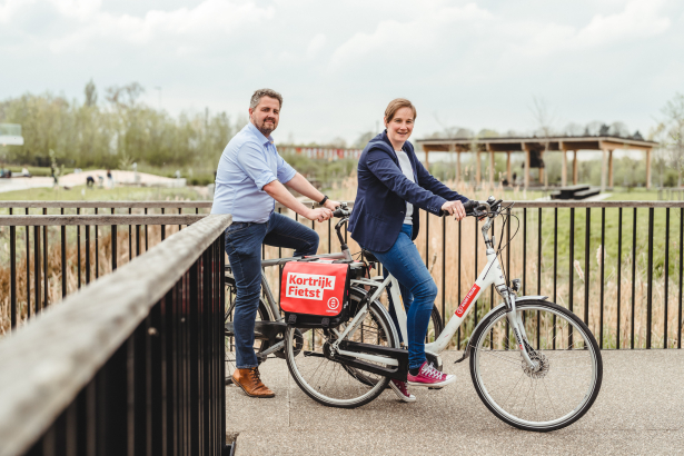 Collega's op de fiets aan Kortrijk Weide