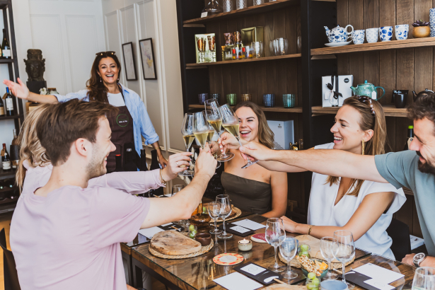 Mensen klinken een glas wijn