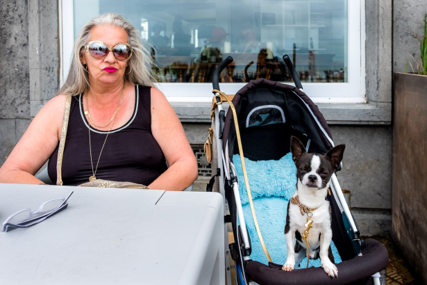 Vrouw en hond op terras