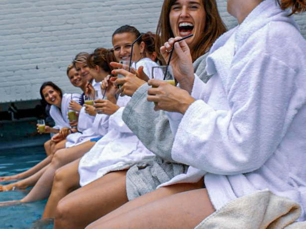 Dames aan het genieten van wellness